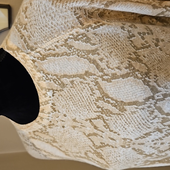 Olivaceous Reptile Print Lightweight Sweater - Picture 4 of 8